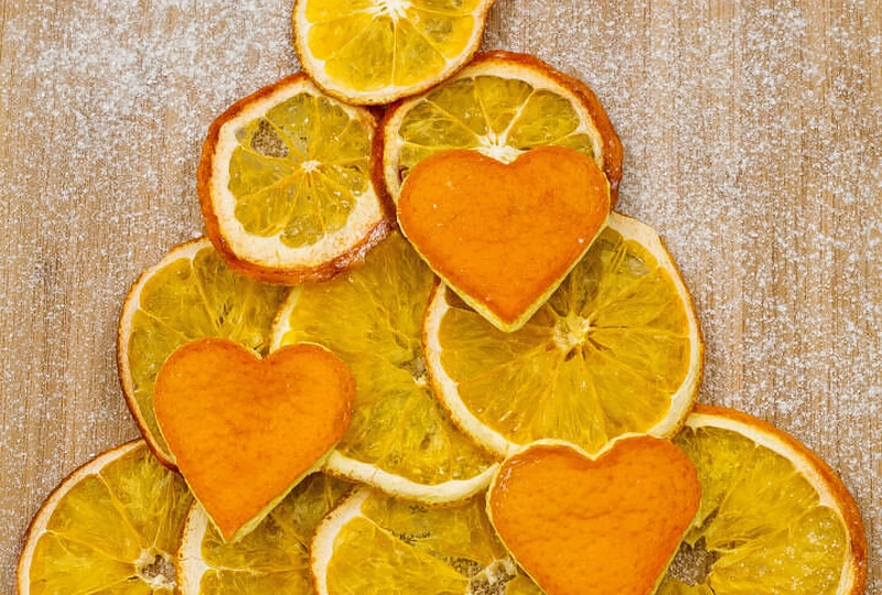 Kalėdinės dekoracijos su apelsinais