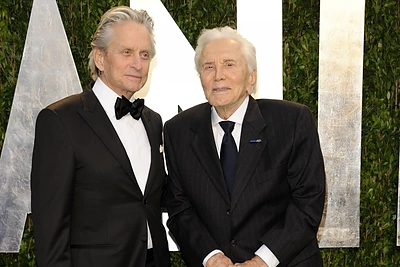 Kirkas Douglasas su sūnumi Michaelu Douglasu (2012 m.) / „Scanpix“/AP nuotr.