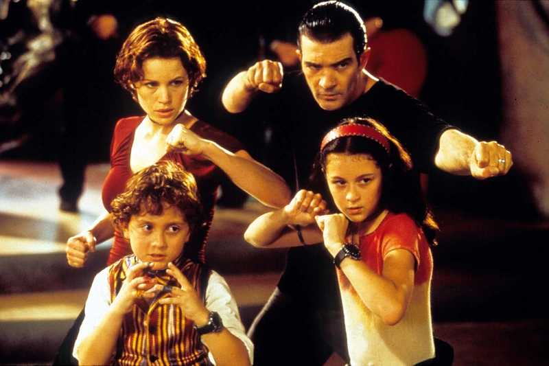 Carla Gugino, Antonio Banderasas, Darylas Sabara ir Alexa Vega filme „Šnipų vaikučiai“ (2001 m.)