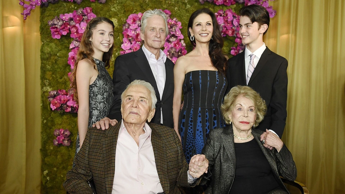 Kirkas Douglasas su žmona Anne ir sūnaus Michaelo šeima – jo žmona Catherine Zeta-Jones bei vaikais Dylanu ir Carys