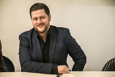 Sėkmės istorija: „Lietuvos balso“ dalyvį stiuardą, dainuojantį lėktuve, nufilmavo Merūnas