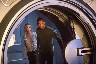 Chrisas Prattas ir Jennifer Lawrence filme „Pakeleiviai“