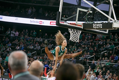 „Žalgirio“ šokėjų pasirodymas