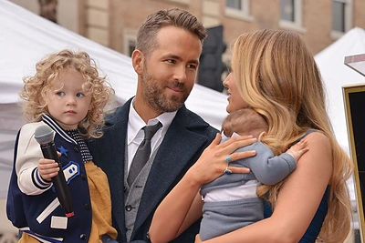 Ryanas Reynoldsas ir Blake Lively su dukromis / „Scanpix“/„Sipa USA“ nuotr.