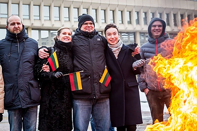 Emilis Vėlyvis Seimo prieigose pristatė provokuojantį „Zero III“ anonsą: pamatykite