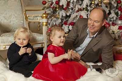 Monako princas Albert'as su vaikais Jacques ir Gabriella
