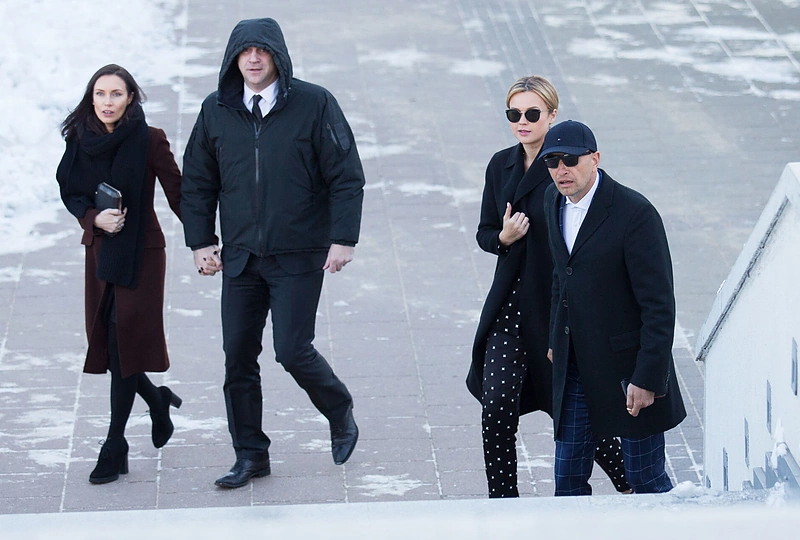 Tadas Karosas ir Agnė Kavalnytė ir Algis Ramanauskas su žmona Rasa.