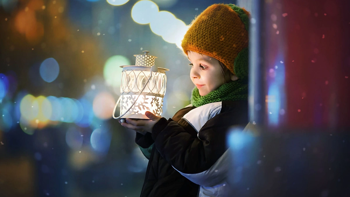 Berniukas su žibintu