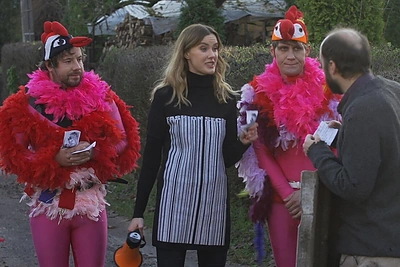 Jonas Gricius ir Šarūnas Banevičius Kauno gatvėmis vaikščiojo apsitempę rožiniais gaidžių kostiumais