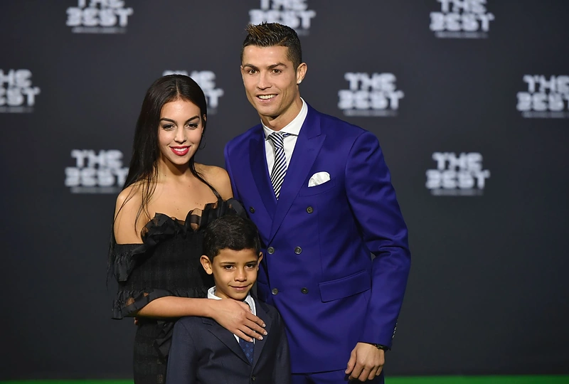 Cristiano Ronaldo su sūnumi ir drauge Georgina Rodriguez / AFP/„Scanpix“ nuotr.