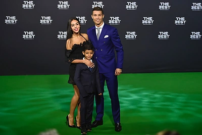 Cristiano Ronaldo su sūnumi ir drauge Georgina Rodriguez / AFP/„Scanpix“ nuotr.