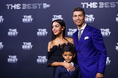 Cristiano Ronaldo su sūnumi ir drauge Georgina Rodriguez / „Reuters“/„Scanpix“ nuotr.