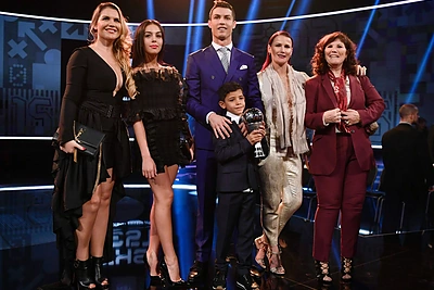 Cristiano Ronaldo su sūnumi, motina, seserimis ir drauge Georgina Rodriguez / AFP/„Scanpix“ nuotr.