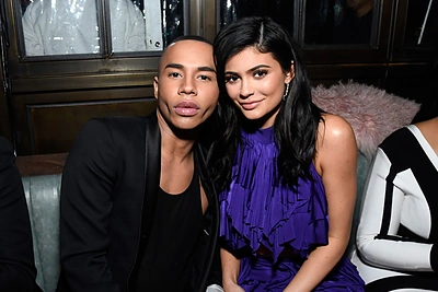 Pasklidus gandams apie nėštumą Kardashianų-Jennerių klano jaunėlė parodė pilvą