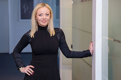 Dugne atsidūrusi Mia save suėmė žodžiais: „Yra du keliai: arba dvėsk čia, arba stokis ir eik“
