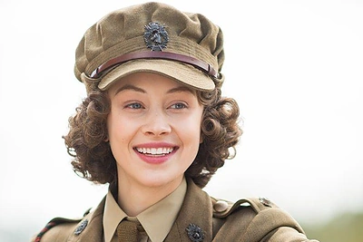 Sarah Gadon karalienę Elizabeth II vaidino filme „Naktis be karūnos“ / Kadras iš filmo