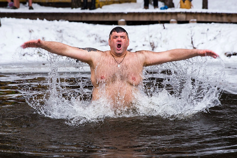 Vitalijus Cololo vidury žiemos išsimaudė lediniame ežere: „Man tai – labai šilta tradicija“