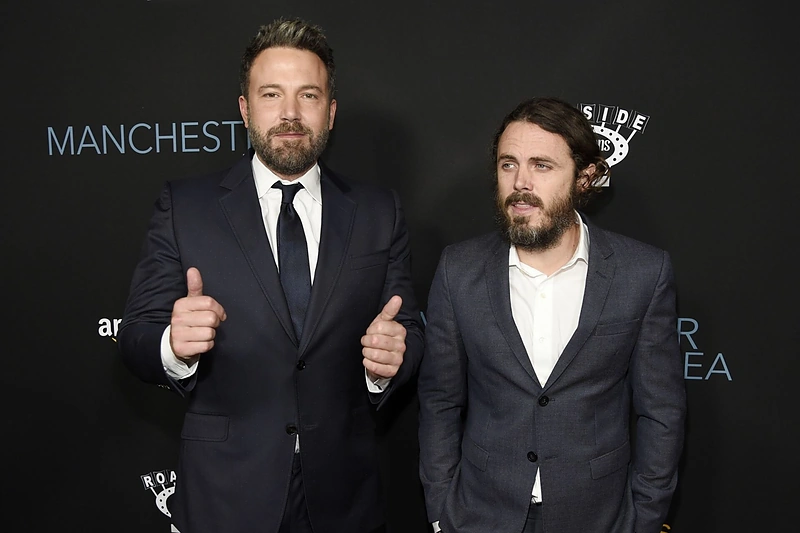 Benas Affleckas ir Casey Affleckas filmo „Mančesteris prie jūros“ premjeroje