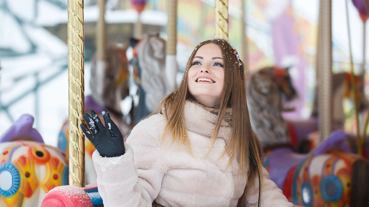 Moteris karuselėje