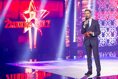 Egidijaus Sidaro kurtą kostiumą renginyje vilkėjęs Mantas Stonkus dizainerį pagerbė aplodismentais