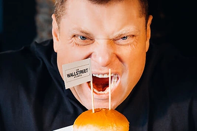 Kūną išgražinęs Žydrūnas Savickas nusifilmavo komiškoje mėsainių reklamoje