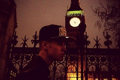 Justinas Bieberis prie Vestminsterio laikrodžio bokšto