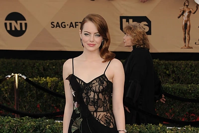 Emma Stone vilki „Alexander McQueen“ suknelę