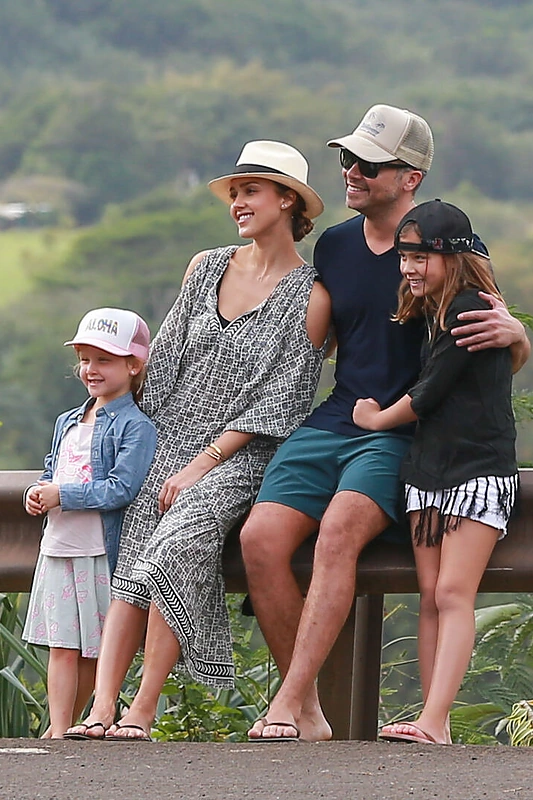 Jessica Alba su vyru Cashu Warrenu bei dukromis Honor ir Haven