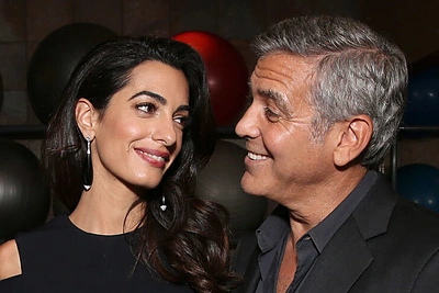 Amal Clooney savo apranga toliau kursto kalbas apie nėštumą