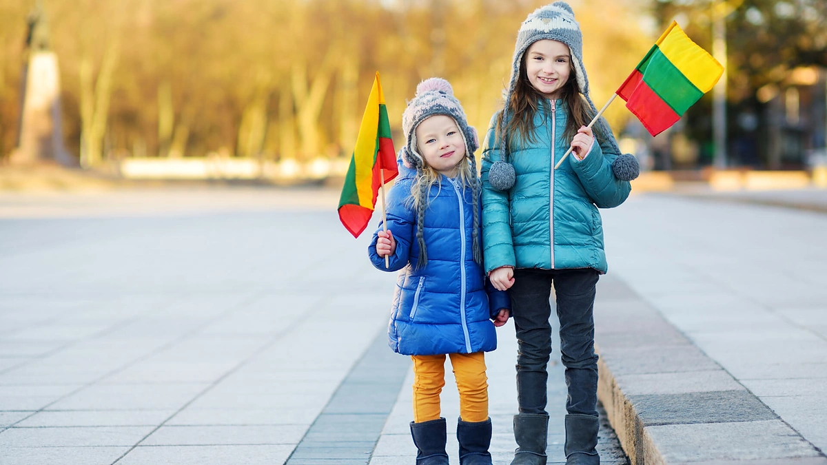 Lietuvaitės su vėliavomis