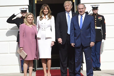 JAV prezidentas Donaldas Trumpas su žmona Melania sutiko Izraelio premjerą Benjaminą Netanyahu su žmona Sara