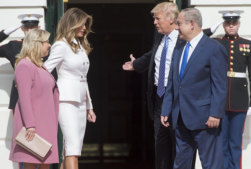 JAV prezidentas Donaldas Trumpas su žmona Melania sutiko Izraelio premjerą Benjaminą Netanyahu su žmona Sara