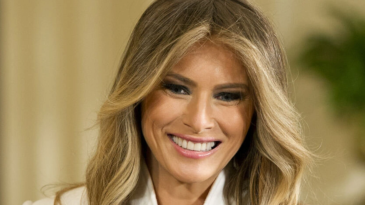 Melania Trump - dizainerio Karlo Lagerfeldo kostiumu