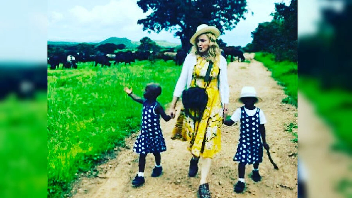 Madonna su dvynėmis Esther ir Stella