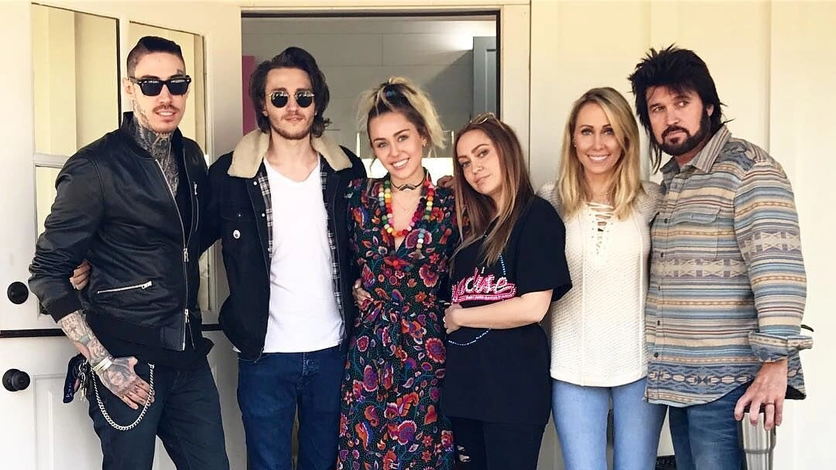 Miley Cyrus leidžia laiką su šeima