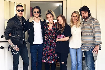 Dainininkė Miley Cyrus pasidalijo intymiomis šeimos gyvenimo akimirkomis