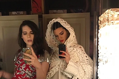 Modelis Kendall Jenner į vakarėlį atėjo neįprastai pasipuošusi - padabino net dantis