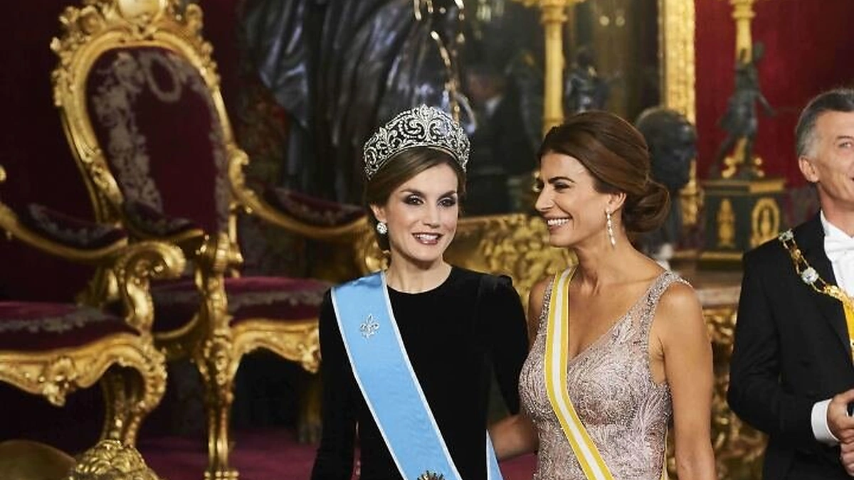 Argentinos prezidento Mauricio Macri vizito Ispanijoje akimirkos. Akį traukė Ispanijos karalienė Letizia ir Argentinos pirmoji ponia Juliana Awada