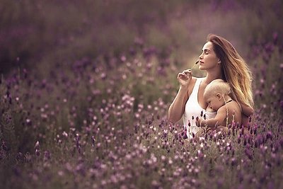 Ivetės Ivens fotografijose - vaikus maitinančios motinos
