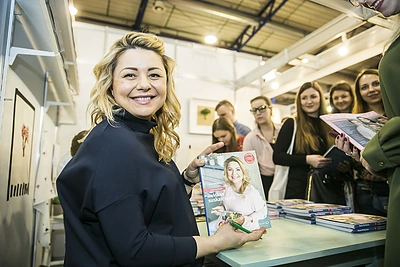 Knygų mugėje naują kūrinį pristačiusi Beata Nicholson vos spėjo dalyti autografus