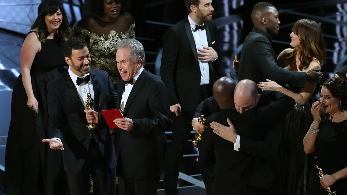 79-erių aktorius Warrenas Beatty, turėjęs paskelbti nugalėtoją, juokėsi, kai suprato, kad susipainiojo ir ištarė ne to filmo pavadinimą
