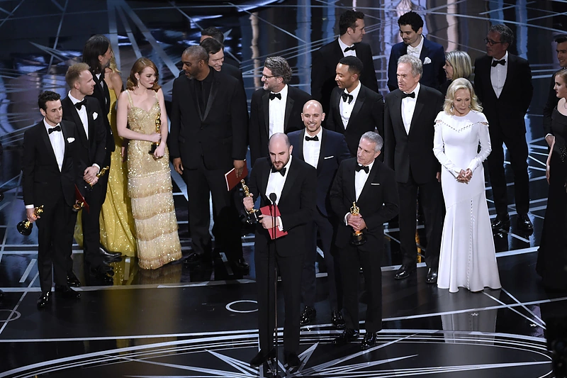 „Oskarų“ vinimi tapo per klaidą geriausiu filmu paskelbta juosta „Kalifornijos svajos“. Iš tiesų apdovanojimą pelnė „Mėnesiena“