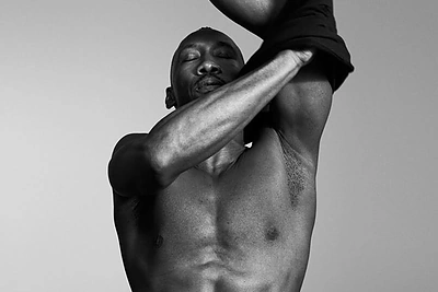 Mahershalas Ali nusifotografavo „Calvin Klein“ apatinių reklamai