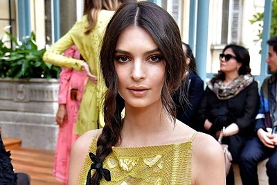 Geidžiamiausias plaukų aksesuaras – juodas kaspinas