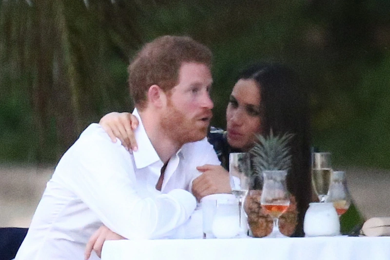 Princas Harry su mylimąja Meghan Markle dalyvavo draugų vestuvėse