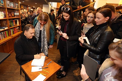 Knygos „Mano tėvas Pablo Eskobaras“ pristatymo akimirka