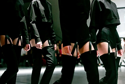 Dėmesį patraukę „Mados infekcijos“ akcentai: nuo prisegamų klešnių iki kailinių uodegų