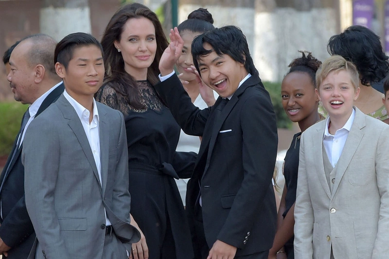 Angelina Jolie su vaikais, Maddoxas - centre
