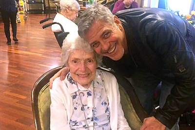 Aktorius George'as Clooney išpildė nepažįstamosios svajonę per jos 87-ąjį gimtadienį