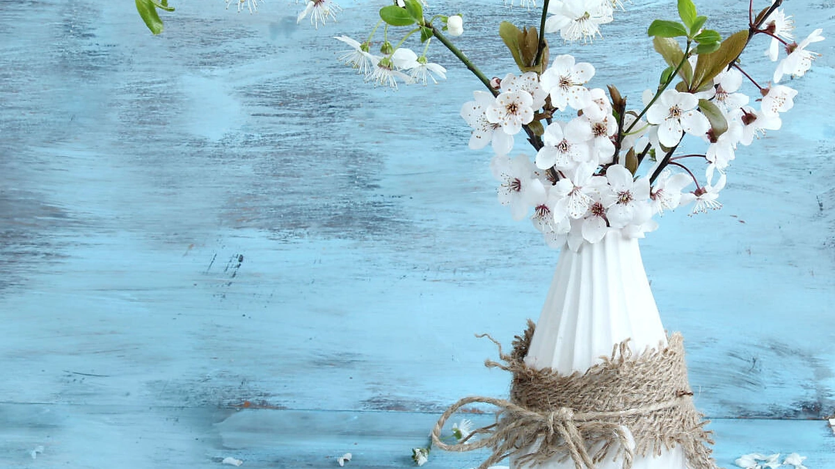 Žydinčio obelų šakelės